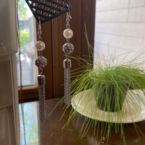 Three pair of costume earrings - Picture 2 of 4